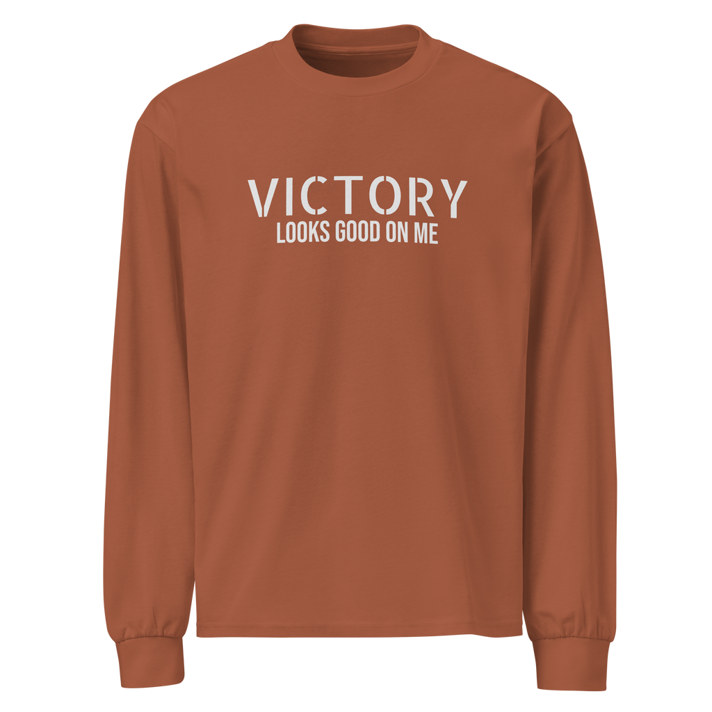 VICTORY LOOKS GOOD ON ME - Premium heavyweight long sleeve shirt